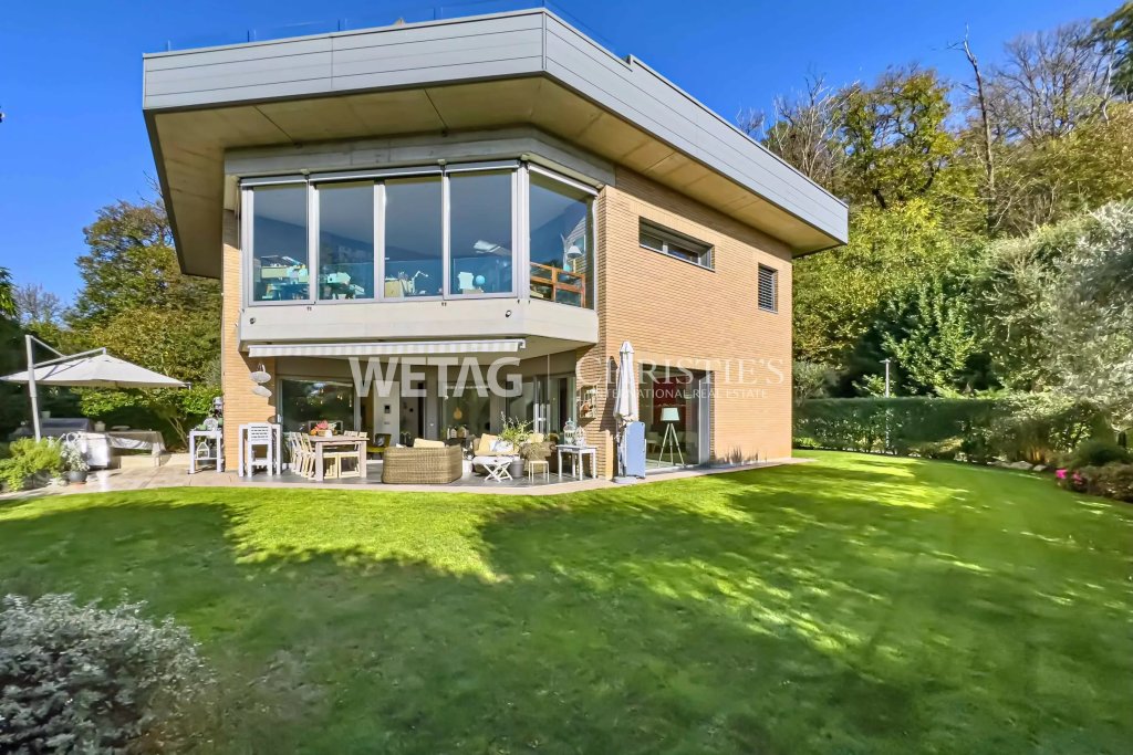 Modernes Einfamilienhaus mit Garten und Terrasse