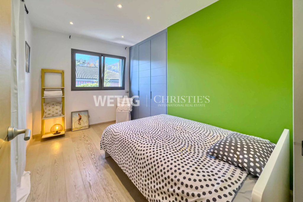 Modernes Schlafzimmer mit grüner Akzentwand