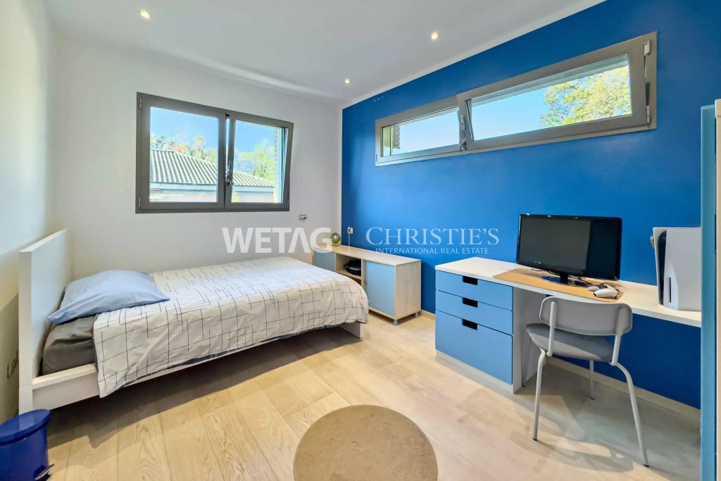 Helles Schlafzimmer mit Schreibtisch