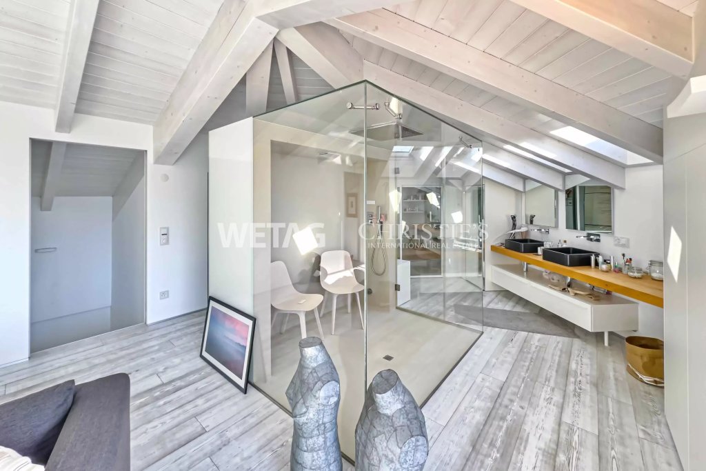 Modernes Loft-Bad mit Glasabtrennung