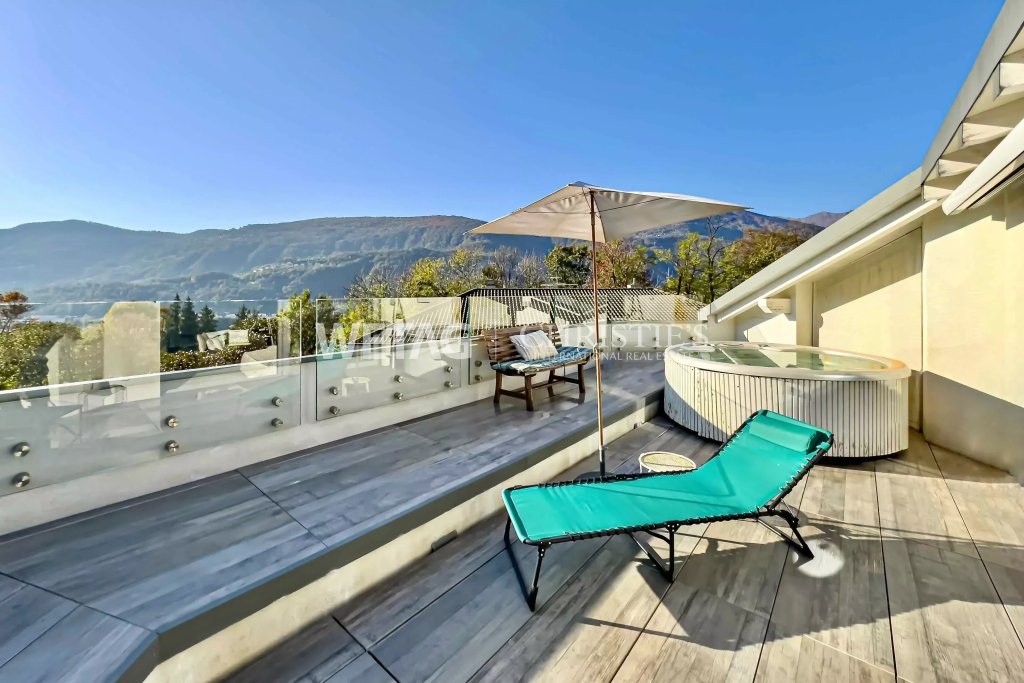 Dachterrasse mit Whirlpool und Bergblick