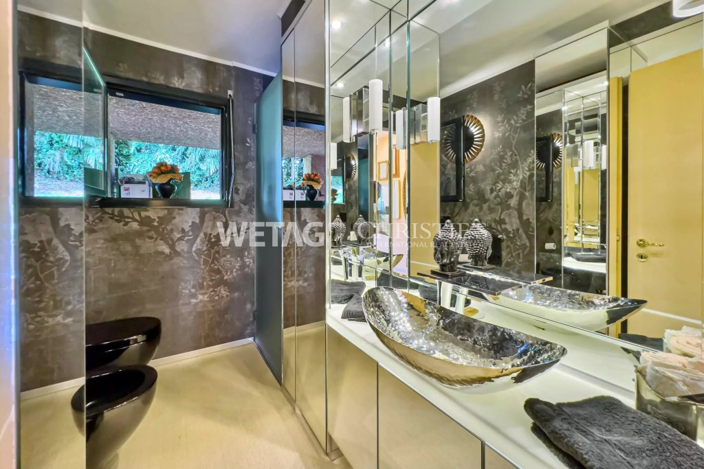 Luxuriöses Gästebad mit Spiegelwand und Designerwaschbecken