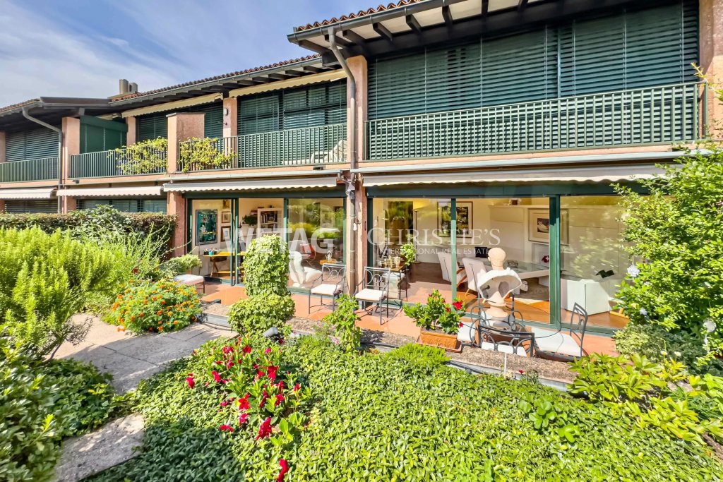 Gartenansicht eines Reihenhauses mit Terrasse