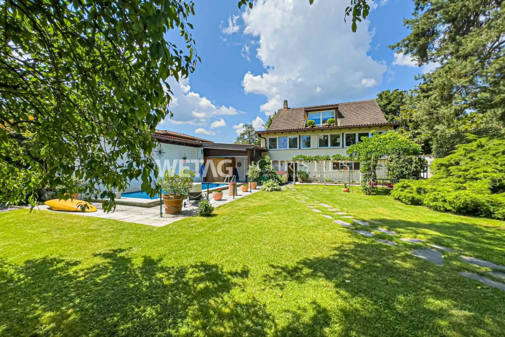 Großer Garten mit Haus und Pool