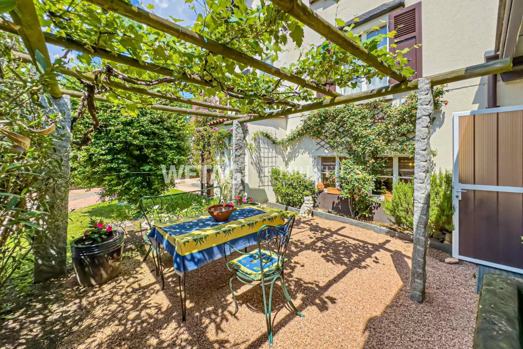 Terrasse mit Pergola und Sitzplatz im Grünen