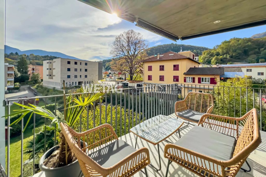 Balkon mit Ausblick auf Wohngebiet und Berge