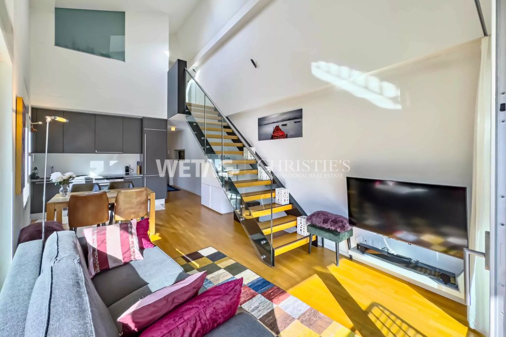 Modernes Wohn-Esszimmer mit offener Treppe