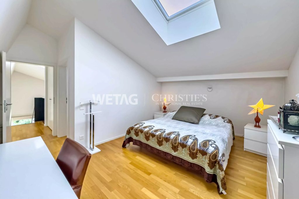 Helles Dachgeschoss-Schlafzimmer mit Dachfenster