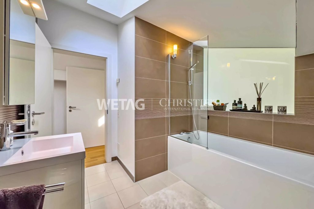 Modernes Badezimmer mit Badewanne und Tageslicht
