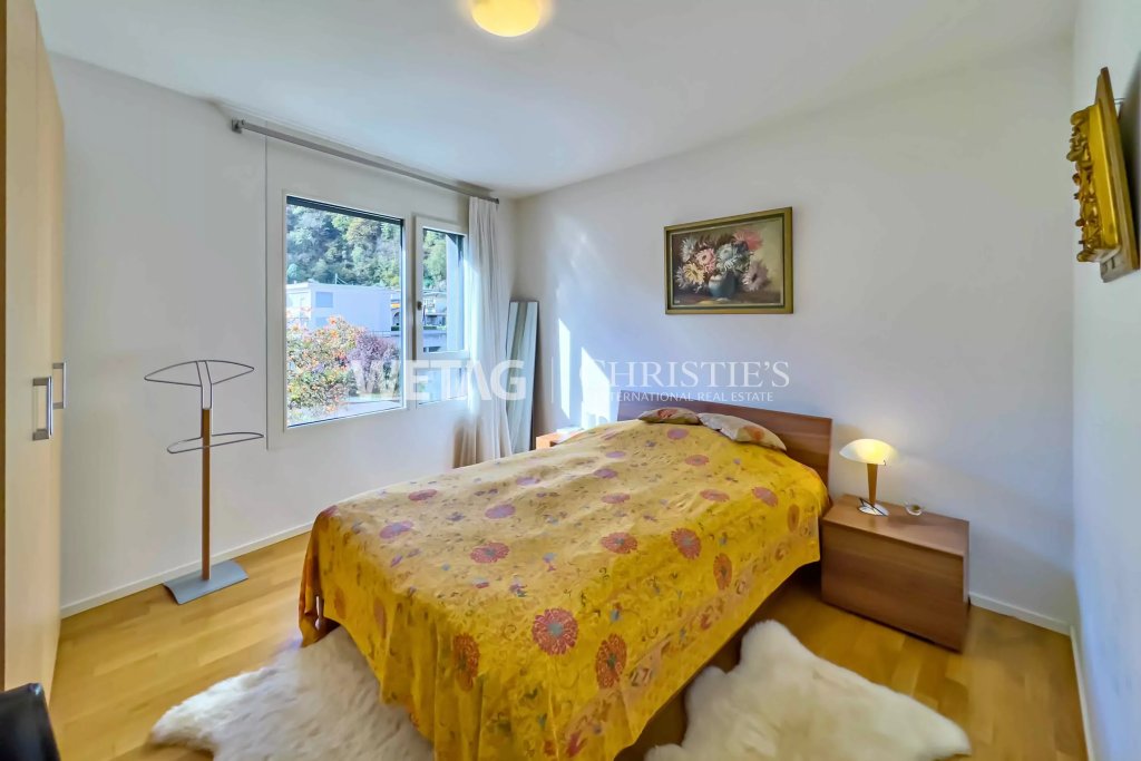 Helles Schlafzimmer mit Einzelbett