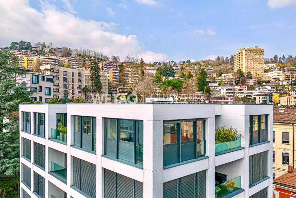 Moderne Wohnanlage mit Stadtblick