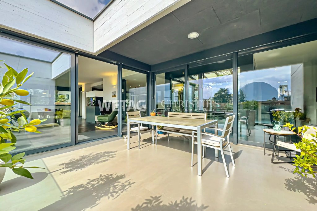 Überdachte Terrasse mit Bergblick