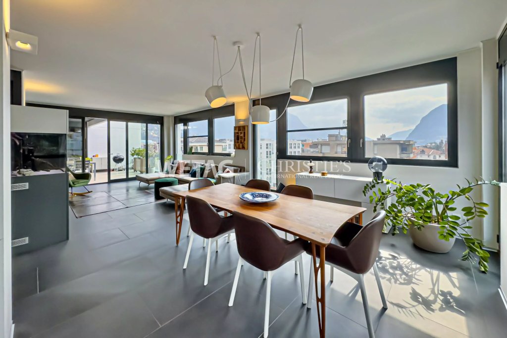 Offener Wohn- und Essbereich mit Bergblick