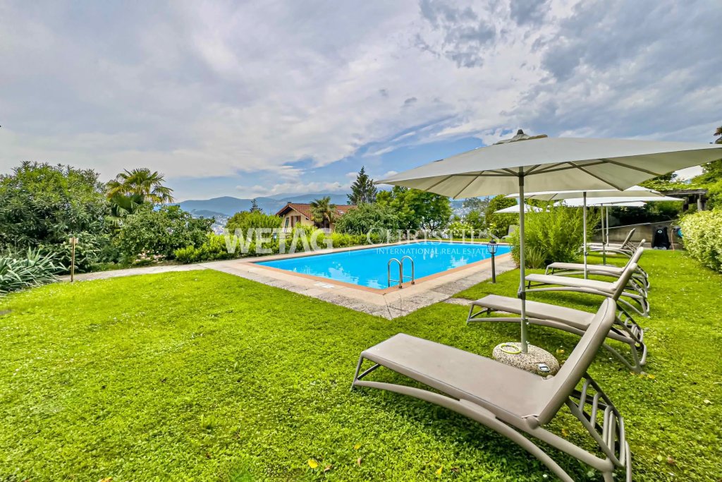 Garten mit Pool und Sonnenliegen