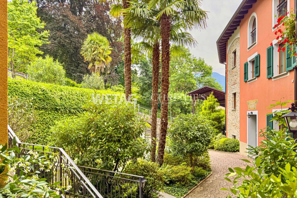 Außenansicht einer mediterranen Villa mit üppigem Garten