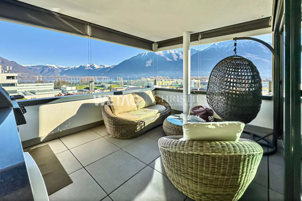 Überdachte Terrasse mit Bergblick