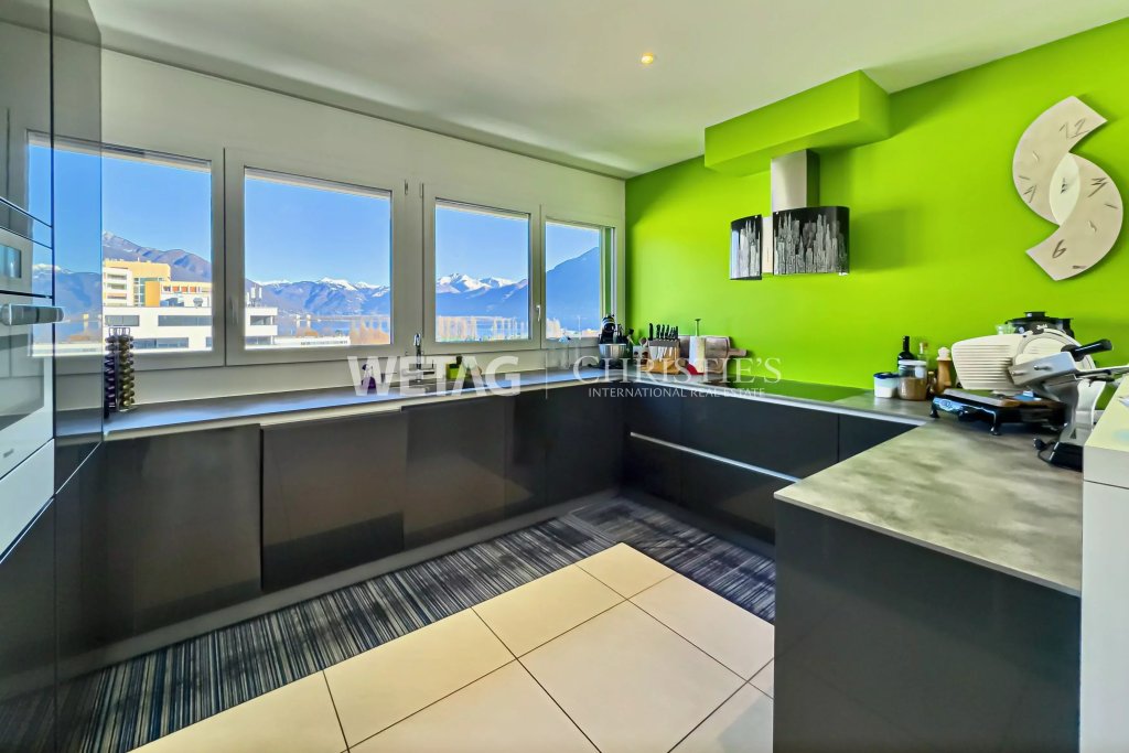 Moderne Küche mit Bergblick