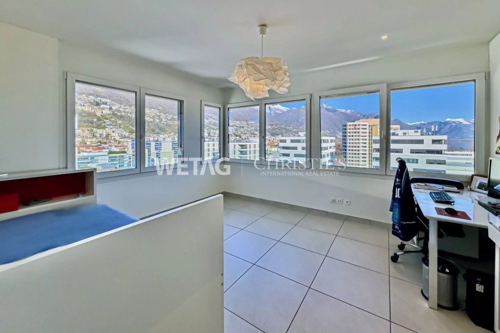Helles Arbeitszimmer mit Panoramafenstern und Bergblick