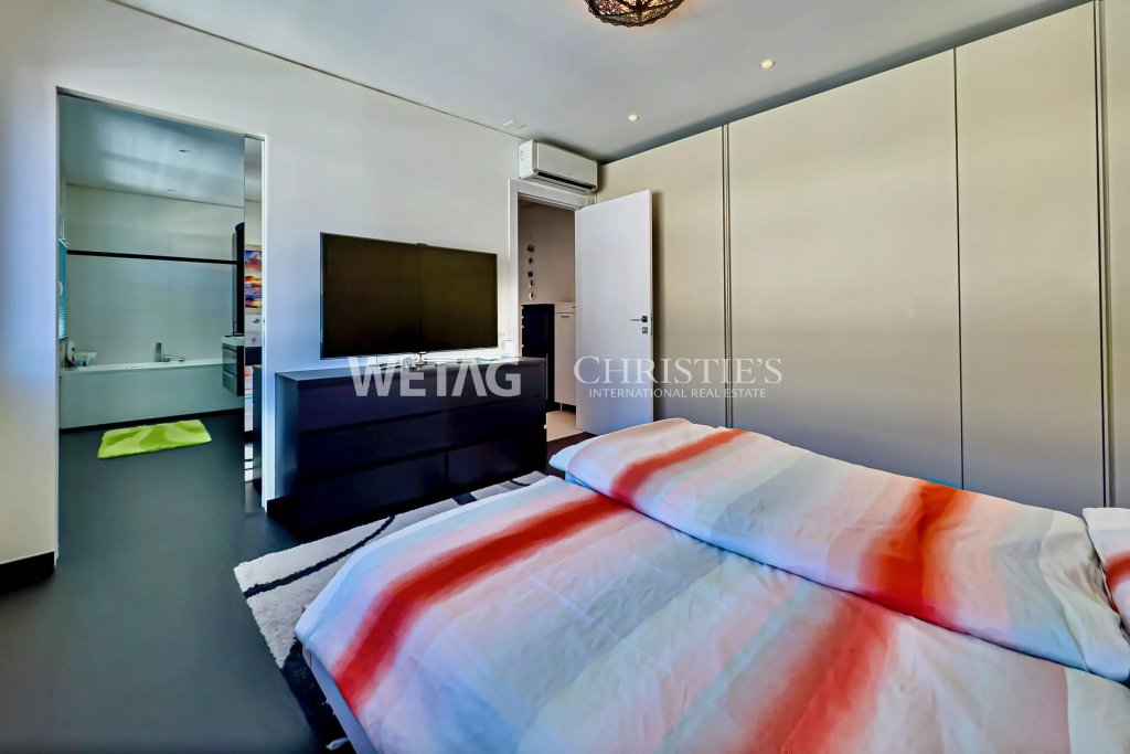 Modernes Schlafzimmer mit Badzugang