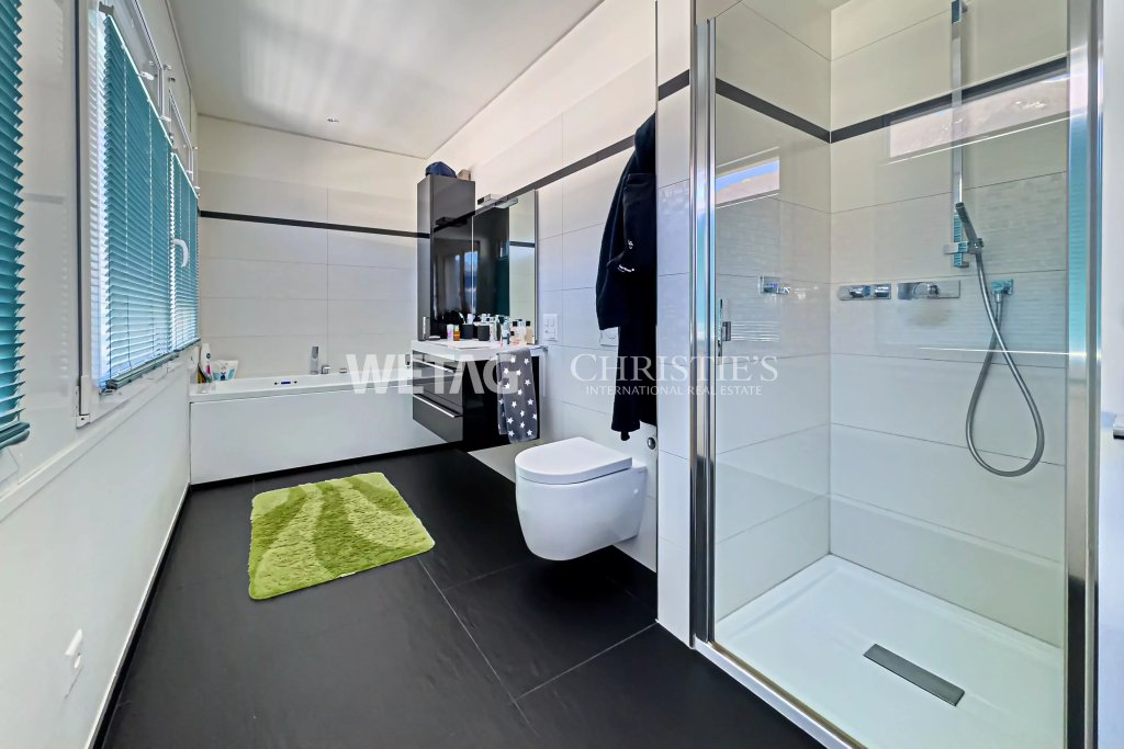 Modernes Badezimmer mit Badewanne und begehbarer Dusche