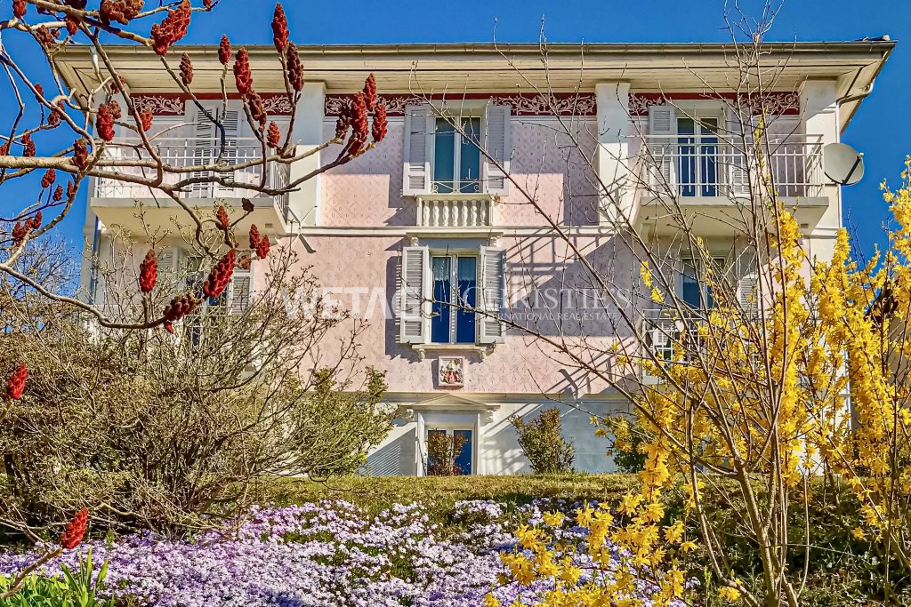Pastellfarbene Villa mit Balkon und Garten