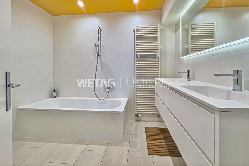 Modernes Badezimmer mit Wanne und Doppelwaschtisch