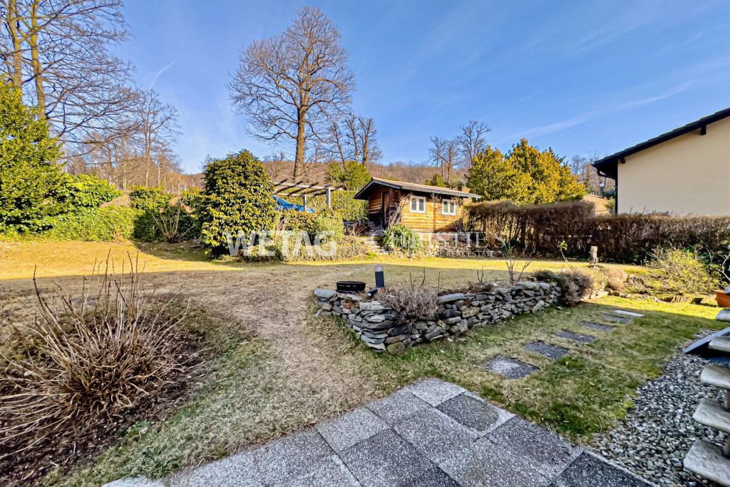 Garten mit Holzschuppen