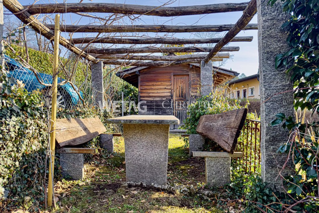 Gartenpavillon mit Sitzgruppe