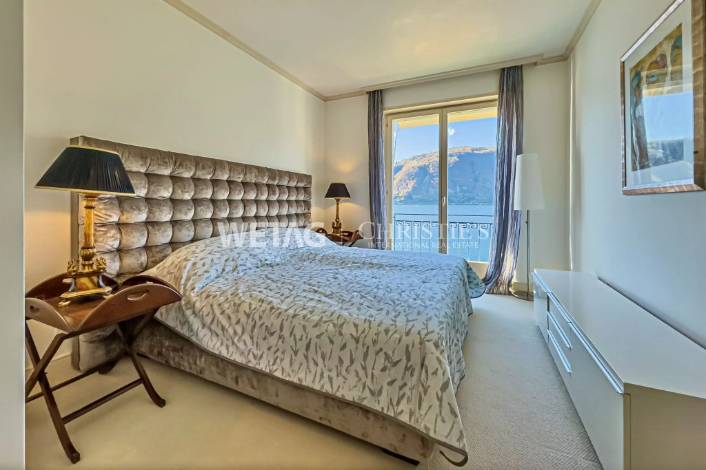 Helles Schlafzimmer mit Seeblick