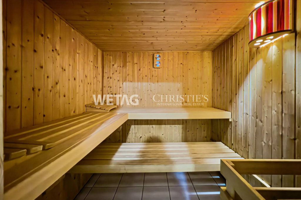 Holzsauna mit Liegen