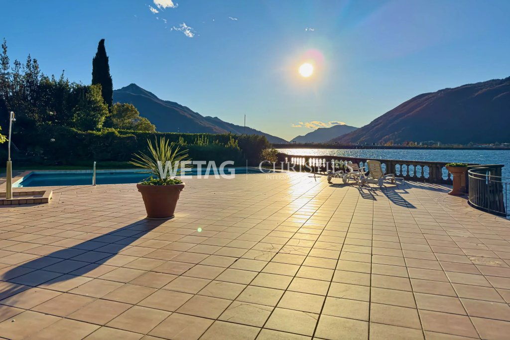 Terrasse mit Pool und Seeblick