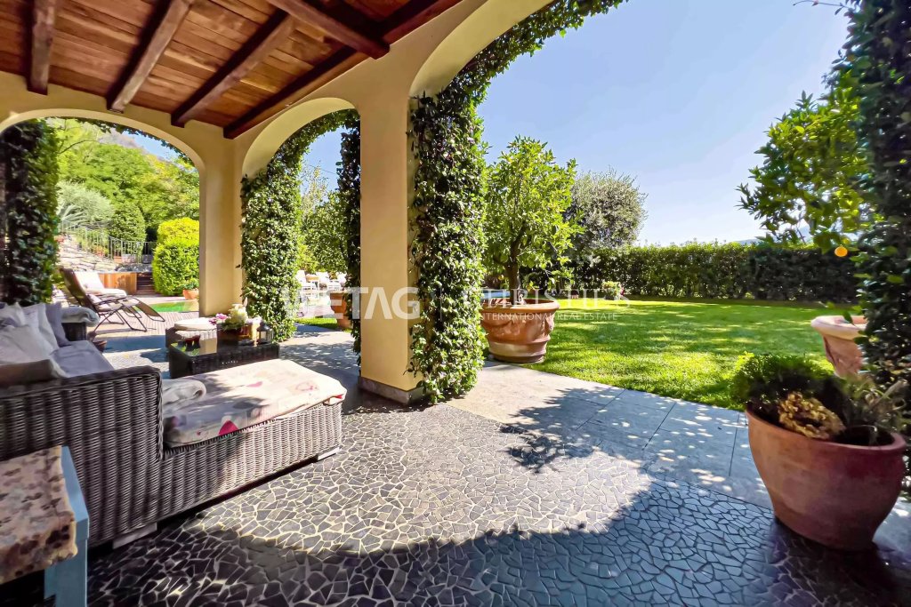 Überdachte Terrasse mit Gartenblick