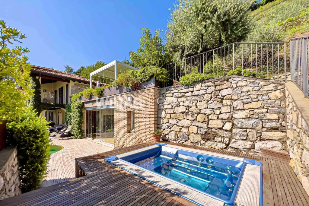 Außenbereich mit Whirlpool und Terrassenanlage