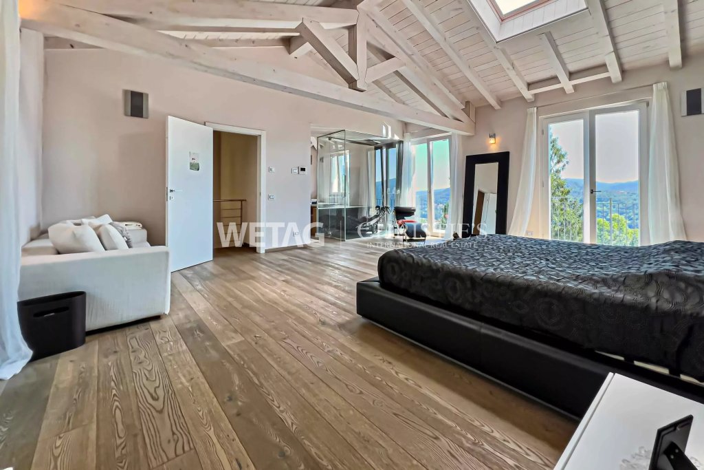 Schlafzimmer mit sichtbarer Dachkonstruktion und Panoramablick