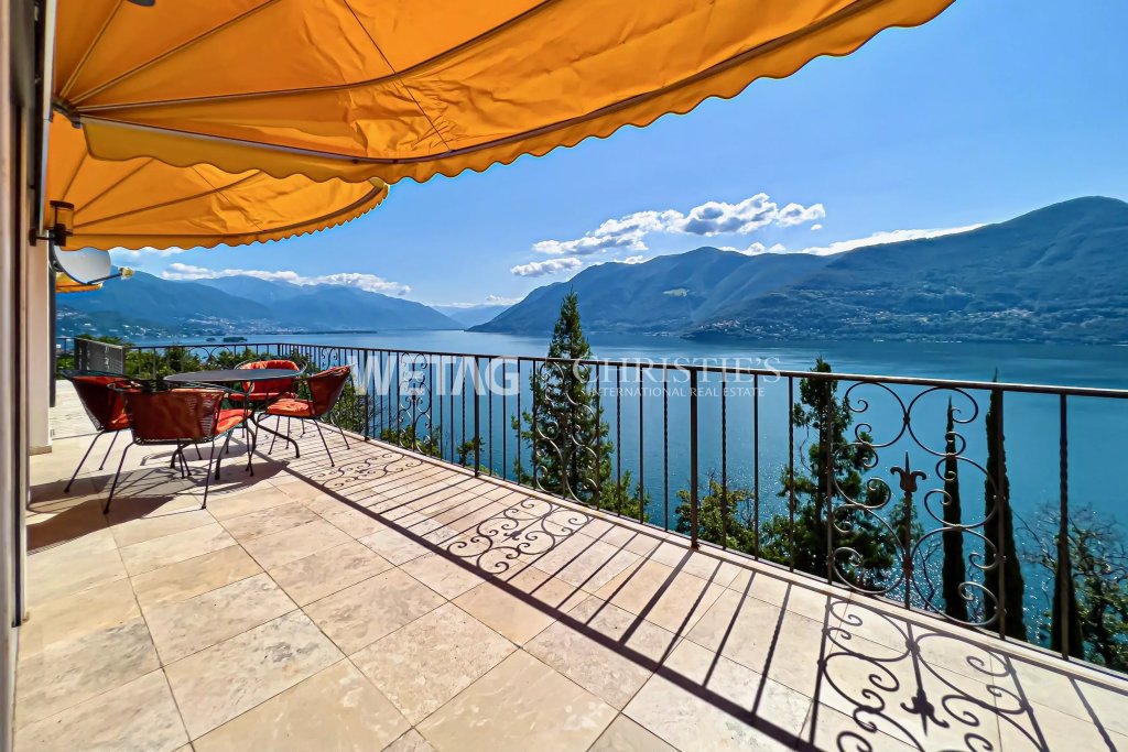 Seeblick-Terrasse mit Markise