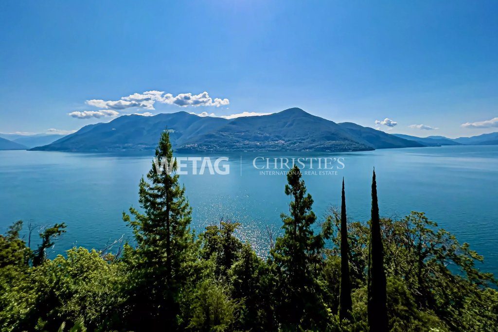 Seeblick mit Bergen