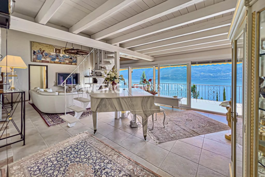 Wohnzimmer mit Panoramablick auf das Wasser