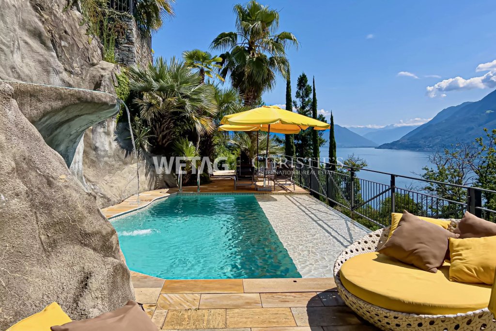 Poolterrasse mit Seeblick