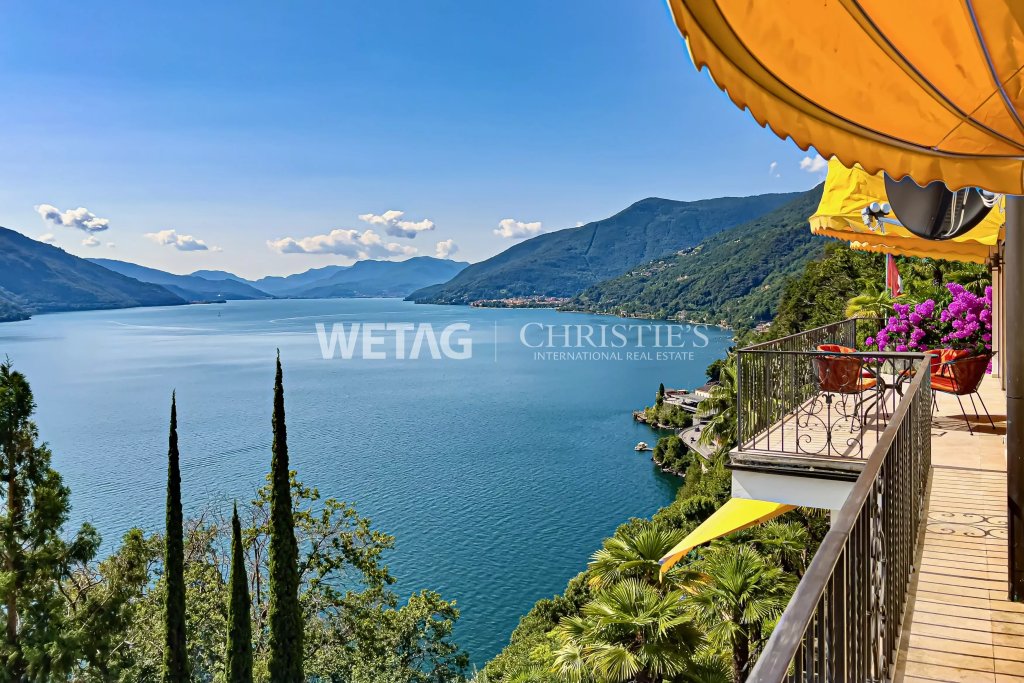 Seeblick-Balkon mit Markisen
