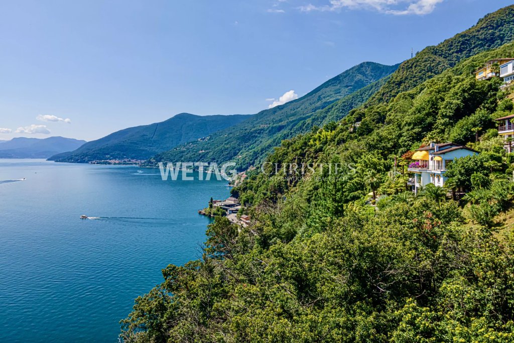 Küstenblick über See und Berge