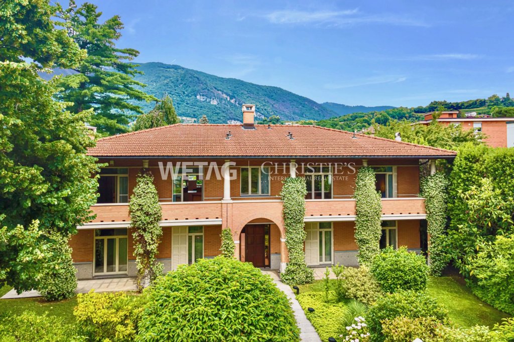 Zweigeschossige Villa mit Garten und Bergblick