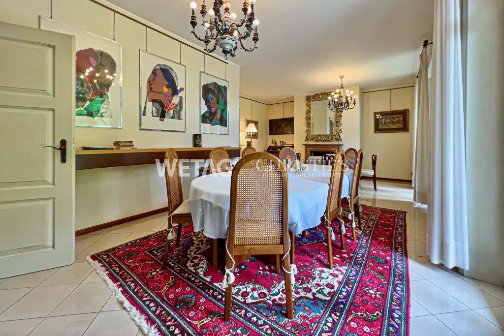 Elegantes Esszimmer mit klassischer Einrichtung