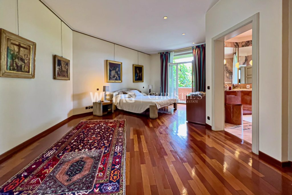Hauptschlafzimmer mit Parkett und Balkonblick