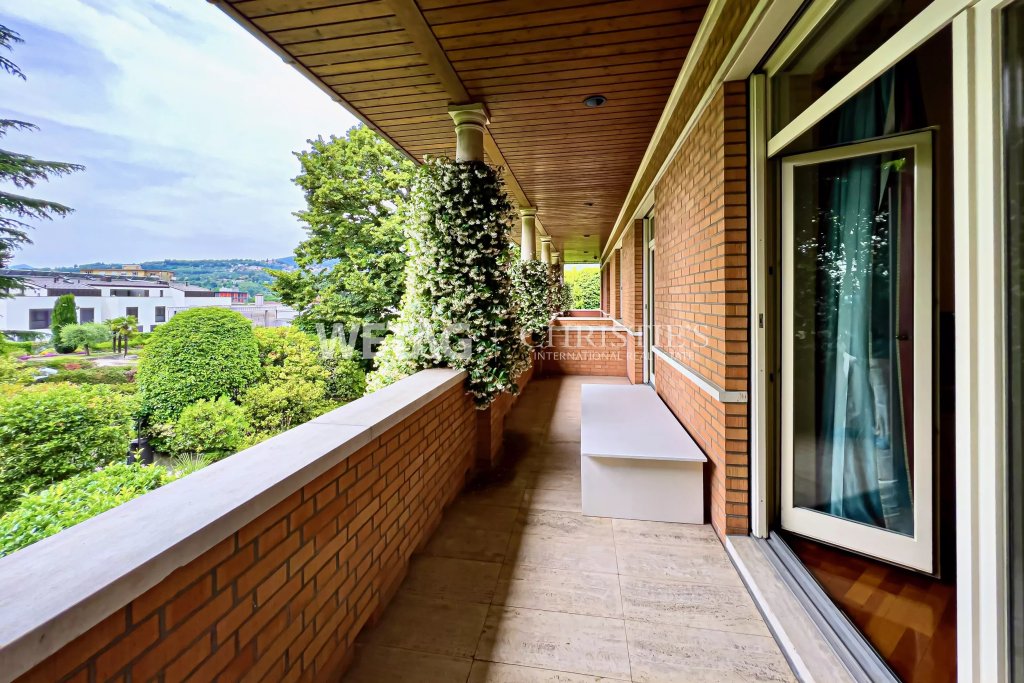 Überdachter Balkon mit Gartenblick