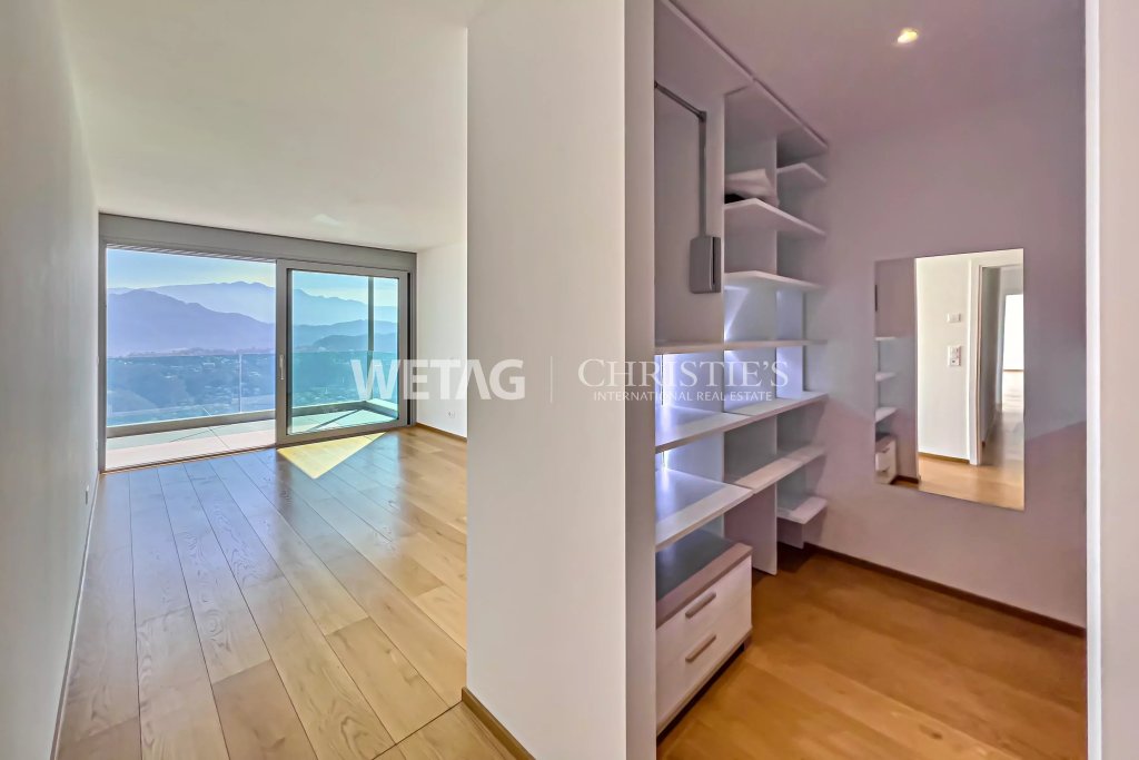Modernes Interieur mit Bergblick und Ankleidebereich