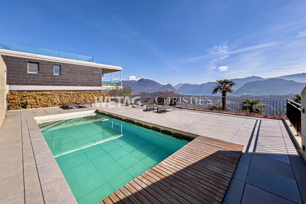 Poolterrasse mit Bergpanorama