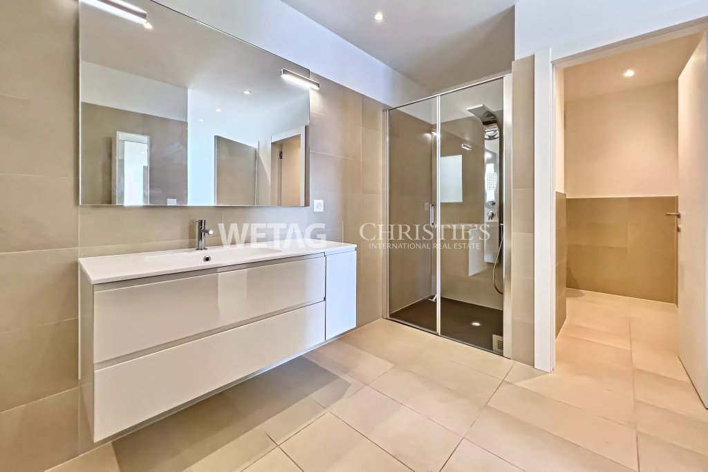 Modernes Badezimmer mit begehbarer Dusche