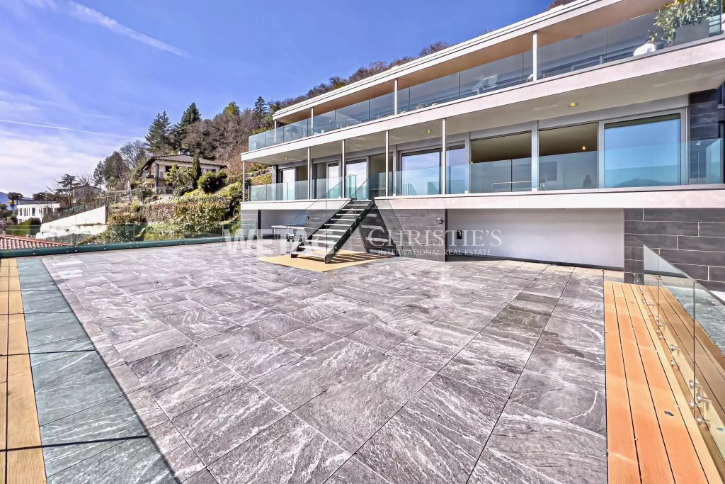 Luxuriöse Dachterrasse mit moderner Glasfassade