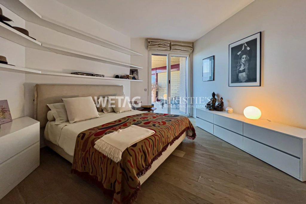 Schlafzimmer mit moderner Einrichtung