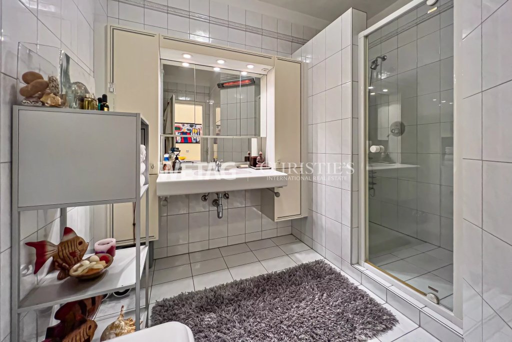 Modernes Badezimmer mit Dusche und Waschtisch